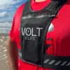 Chaleco para correr Volt de cerca