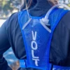 Chaleco azul con botella con manguera