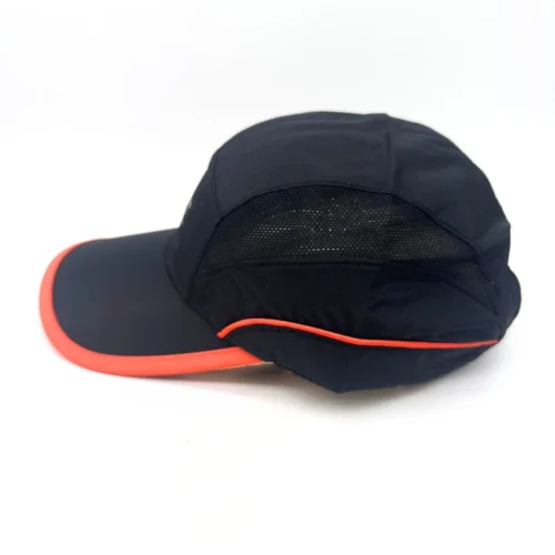 Gorra running negra de costado
