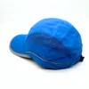 Gorra running azul de atrás