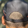 Gorra negra de atrás persona