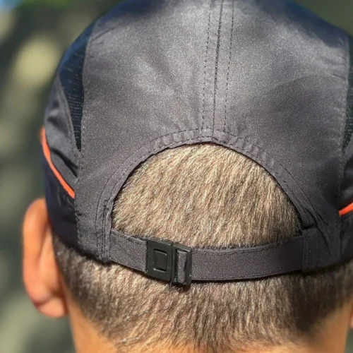 Gorra negra de atrás persona
