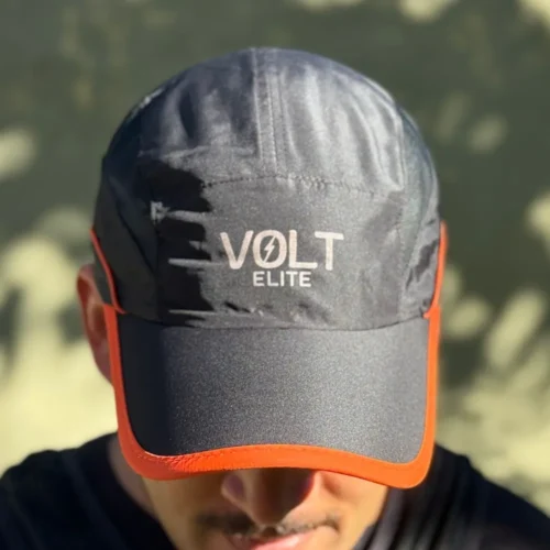 Gorra negra logo en persona