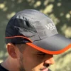 Gorra negra de costado persona