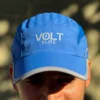 Gorra running azul logo en contexto