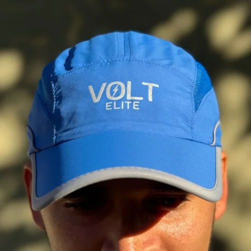 Gorra running azul logo en contexto