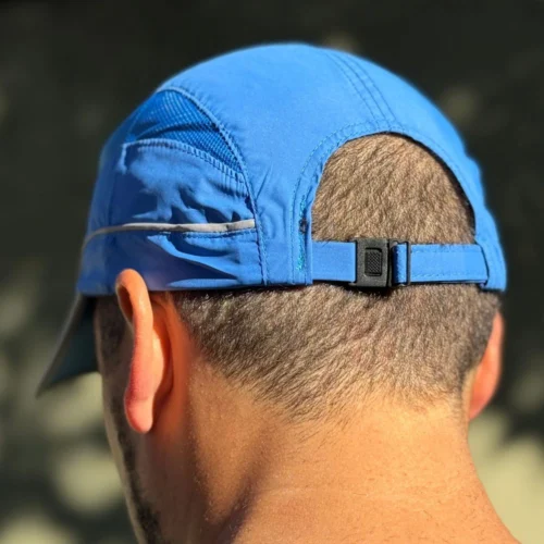 Gorra running azul de atrás en contexto