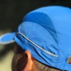 Gorra running azul transpirable en contexto