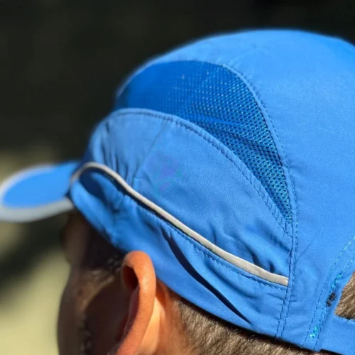 Gorra running azul transpirable en contexto